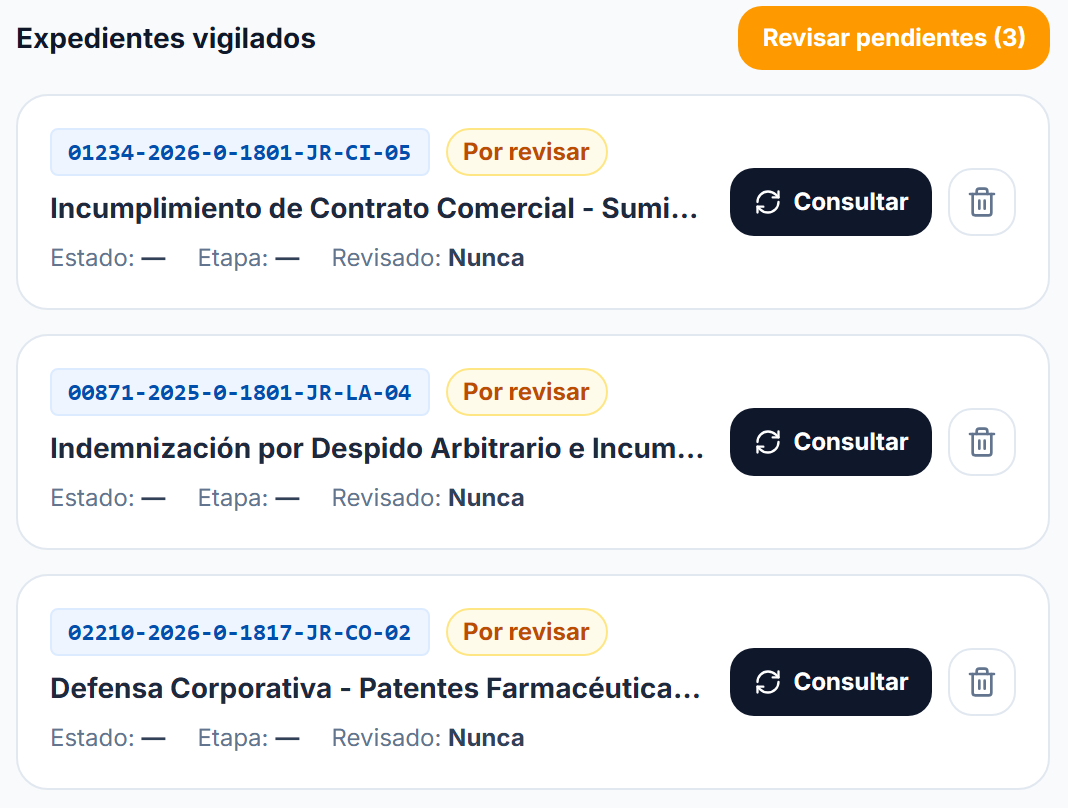 Tres expedientes vigilados marcados como Por revisar y el botón Revisar pendientes.